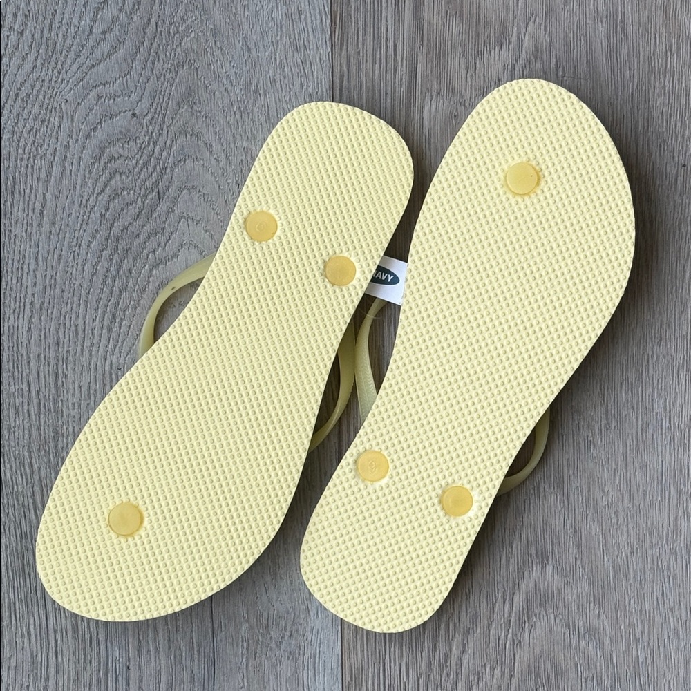 Old Navy Pastel Yellow Flip Flop Sandals-Size 9 - Picture 2 of 6